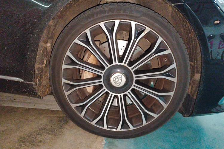 Used Mercedes-Benz Maybach S-Class 2020 S 450 4MATIC Collector's Edition Right Front Wheel Hub