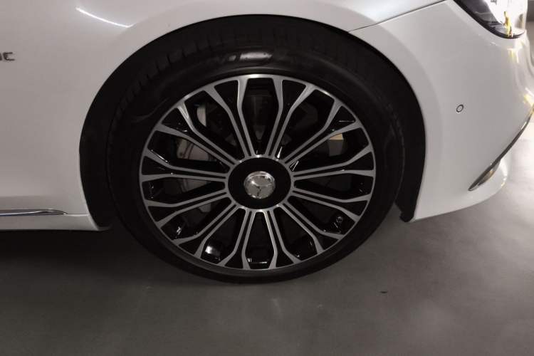 Used Mercedes-Benz Maybach S-Class 2020 S 450 4MATIC Collector's Edition Right Front Wheel Hub