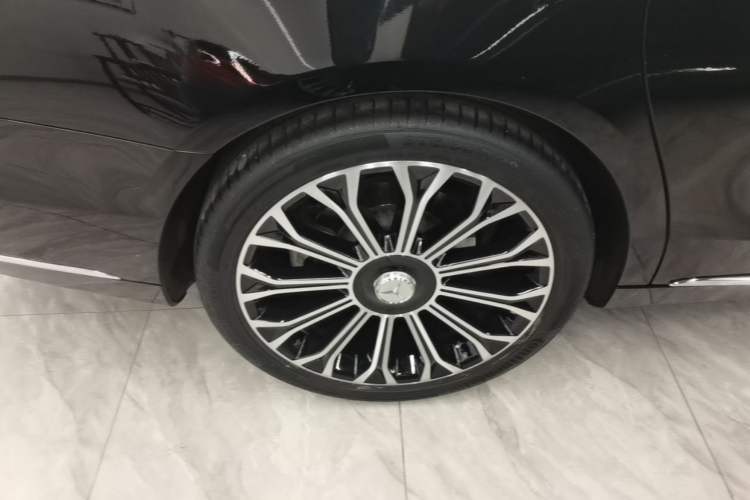 Used Mercedes-Benz Maybach S-Class 2020 S 450 4MATIC Collector's Edition Right Rear Wheel Hub