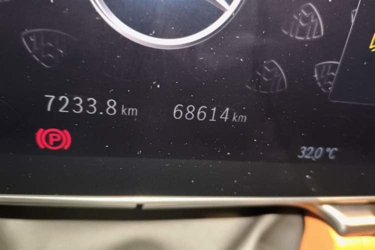 Used Mercedes-Benz Maybach S-Class 2021 S 480 4MATIC Odometer Close Up