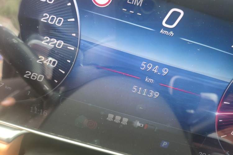 Used Mercedes-Benz Maybach S-Class 2021 S 480 4MATIC Odometer Close Up