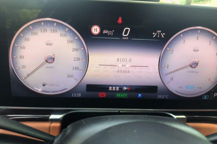 Used Mercedes-Benz Maybach S-Class 2021 S 480 4MATIC Odometer Close Up