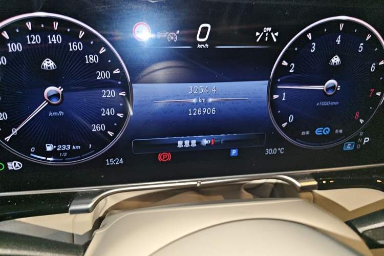 Used Mercedes-Benz Maybach S-Class 2021 S 480 4MATIC Odometer Close Up