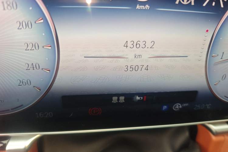 Used Mercedes-Benz Maybach S-Class 2021 S 580 4MATIC Odometer Close Up