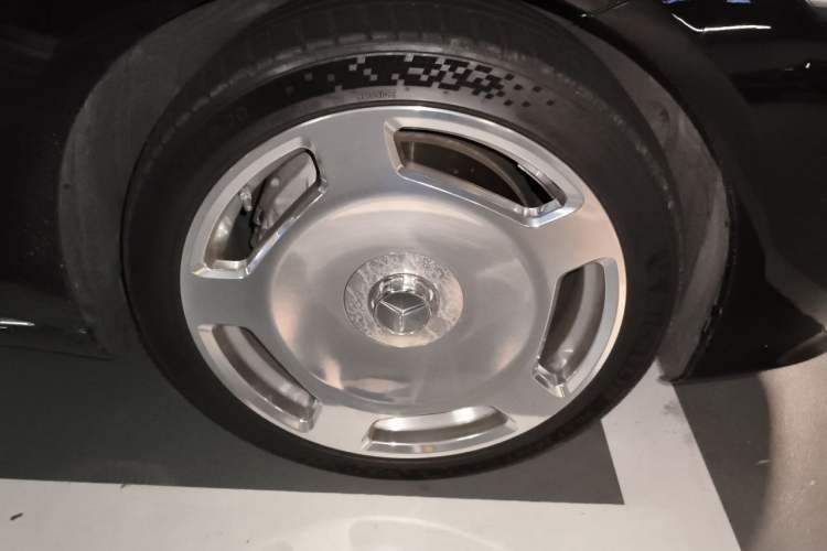 Used Mercedes-Benz Maybach S-Class 2021 S 480 4MATIC Right Front Wheel Hub