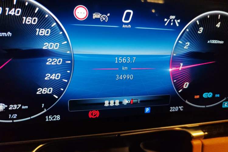Used Mercedes-Benz Maybach S-Class 2021 S 480 4MATIC Odometer Close Up