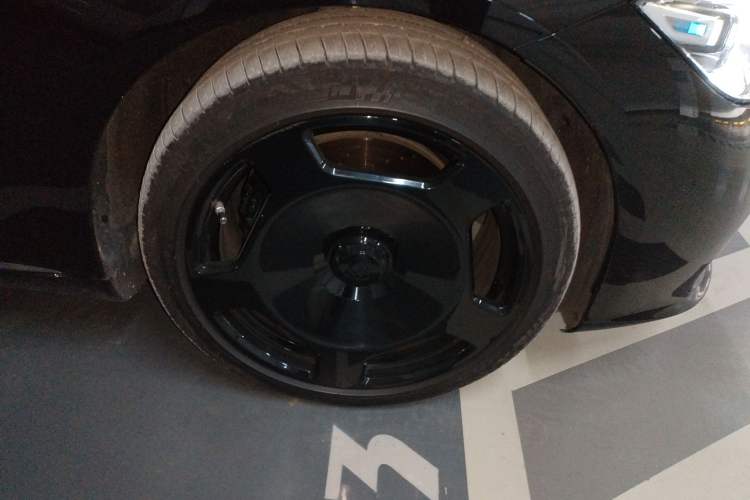 Used Mercedes-Benz Maybach S-Class 2022 S 480 4MATIC Intelligent Premium Special Edition Right Front Wheel Hub