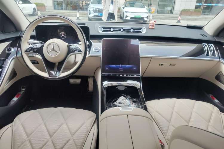 Used Mercedes-Benz Maybach S-Class 2023 S 480 4MATIC Center Console