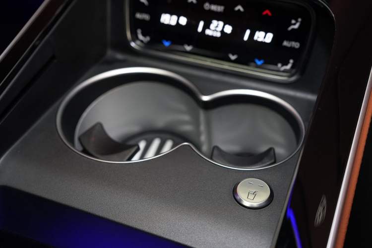 Used Mercedes-Benz Maybach S-Class 2023 S 480 4MATIC Interior 4