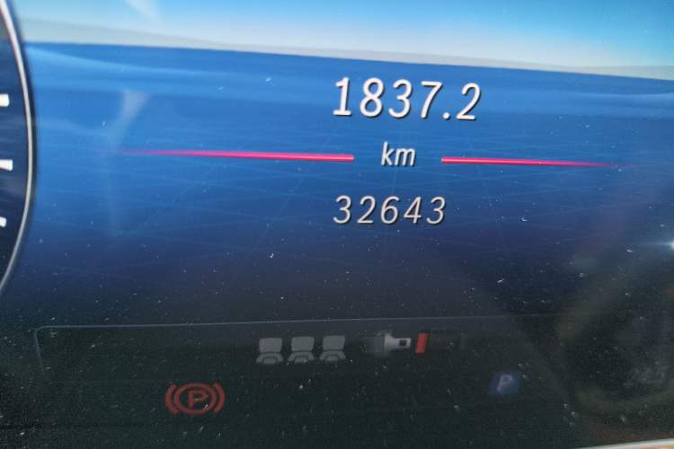 Used Mercedes-Benz Maybach S-Class 2023 S 480 4MATIC Odometer Close Up