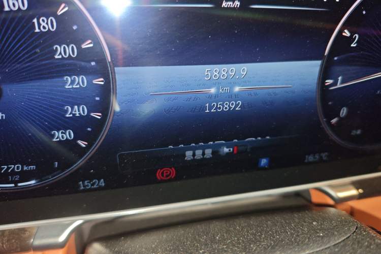 Used Mercedes-Benz Maybach S-Class 2023 S 480 4MATIC Odometer Close Up