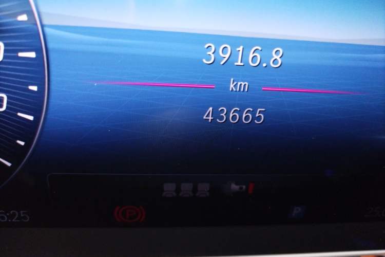 Used Mercedes-Benz Maybach S-Class 2023 S 480 4MATIC Odometer Close Up