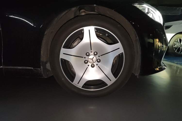 Used Mercedes-Benz Maybach S-Class 2025-Year Restyled S 480 4MATIC Right Front Wheel Hub