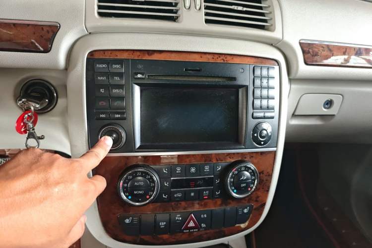 Used Mercedes-Benz R-Class 2007 R 350 L 4MATIC Audio And AC Panel
