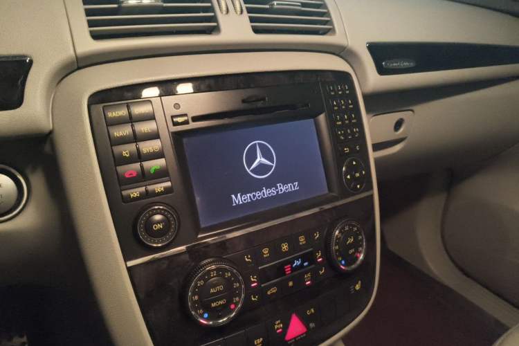 Used Mercedes-Benz R-Class 2007 R 350 L 4MATIC Audio And AC Panel