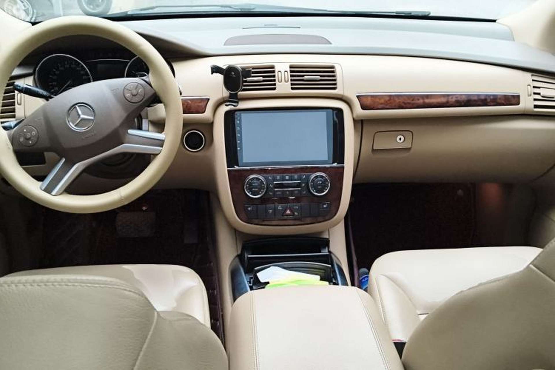 Used Mercedes-Benz R-Class 2007 R 500 L 4MATIC Center Console