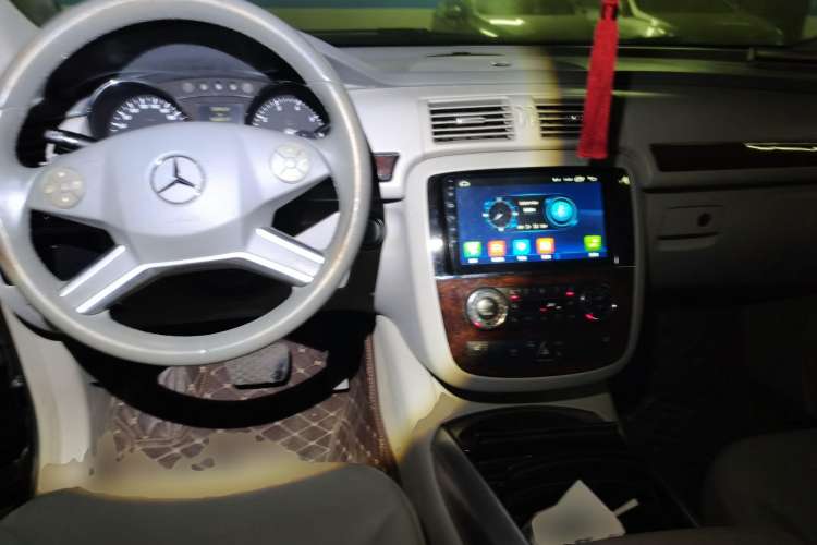 Used Mercedes-Benz R-Class 2007 R 350 L 4MATIC Center Console