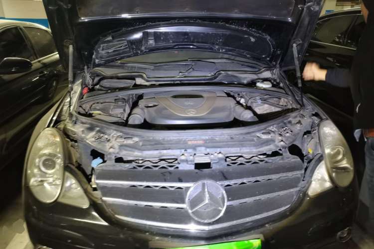 Used Mercedes-Benz R-Class 2007 R 350 L 4MATIC Engine Bay