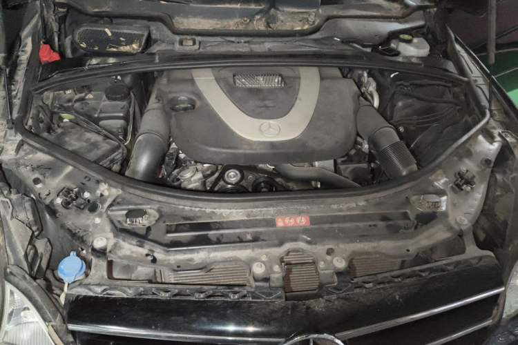 Used Mercedes-Benz R-Class 2007 R 350 L 4MATIC Engine Bay
