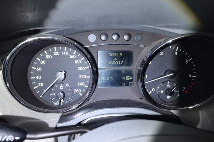 Used Mercedes-Benz R-Class 2007 R 350 L 4MATIC Odometer Close Up
