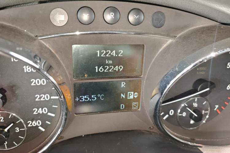 Used Mercedes-Benz R-Class 2007 R 350 L 4MATIC Odometer Close Up
