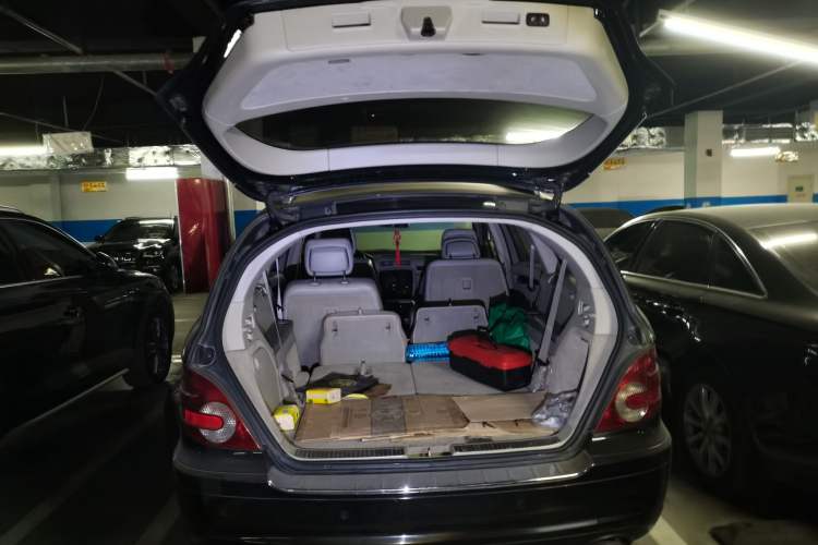 Used Mercedes-Benz R-Class 2007 R 350 L 4MATIC Trunk