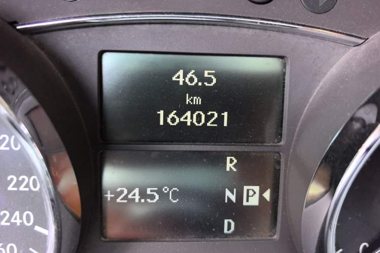 Used Mercedes-Benz R-Class 2007 R 350 L 4MATIC Odometer Close Up
