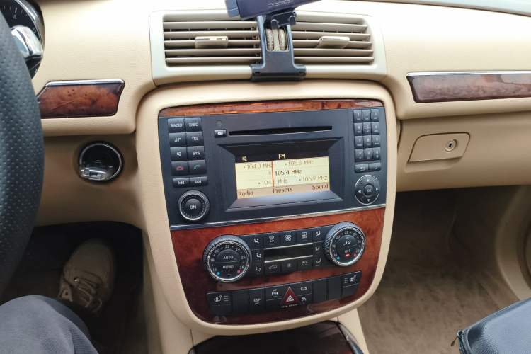 Used Mercedes-Benz R-Class 2009 R 300 L Business Model Audio And AC Panel