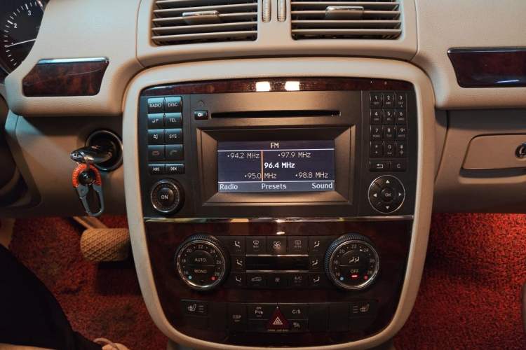 Used Mercedes-Benz R-Class 2009 R 300 L Business Model Audio And AC Panel