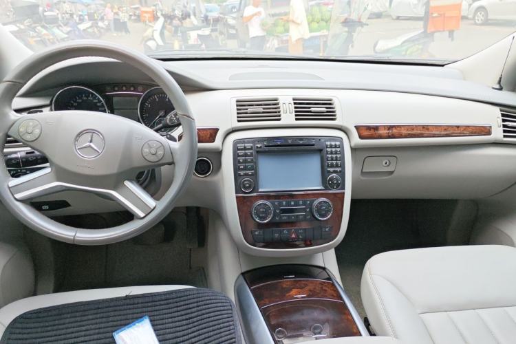 Used Mercedes-Benz R-Class 2009 R 300 L Business Model Center Console