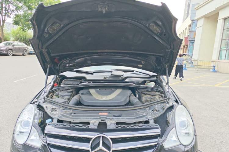 Used Mercedes-Benz R-Class 2009 R 300 L Business Model Engine Bay