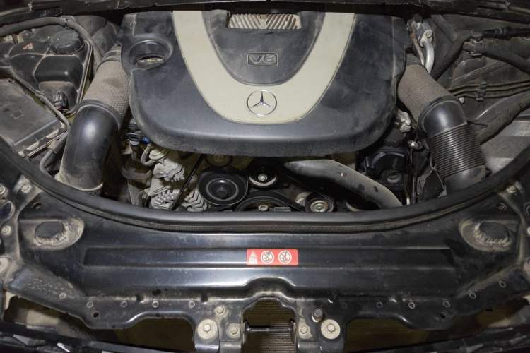 Used Mercedes-Benz R-Class 2009 R 300 L Business Model Engine Bay