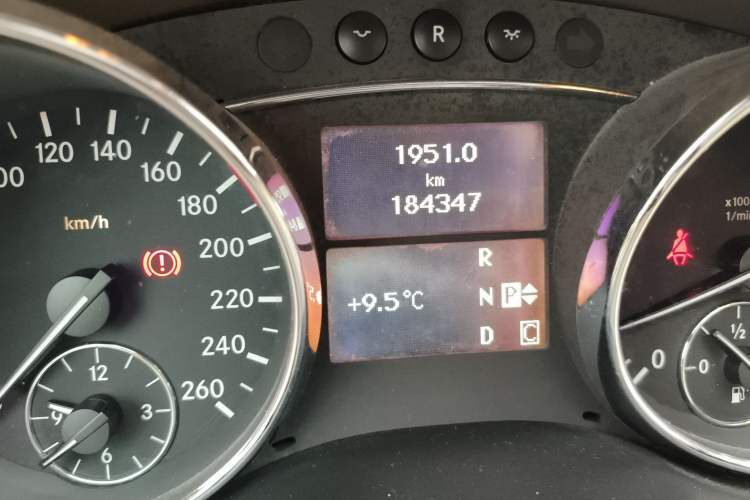 Used Mercedes-Benz R-Class 2009 R 300 L Business Model Odometer Close Up