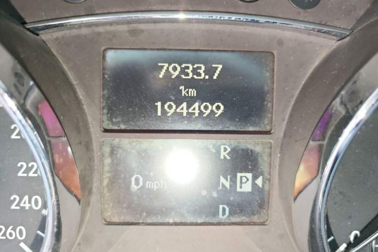 Used Mercedes-Benz R-Class 2009 R 300 L Business Model Odometer Close Up