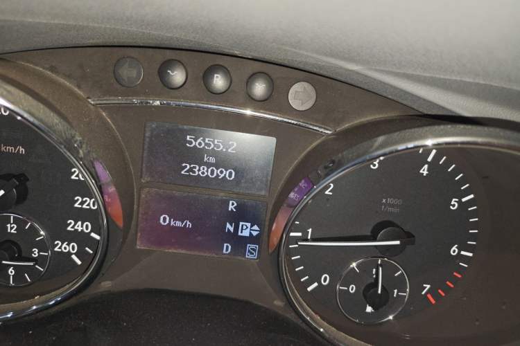 Used Mercedes-Benz R-Class 2009 R 300 L Business Model Odometer Close Up