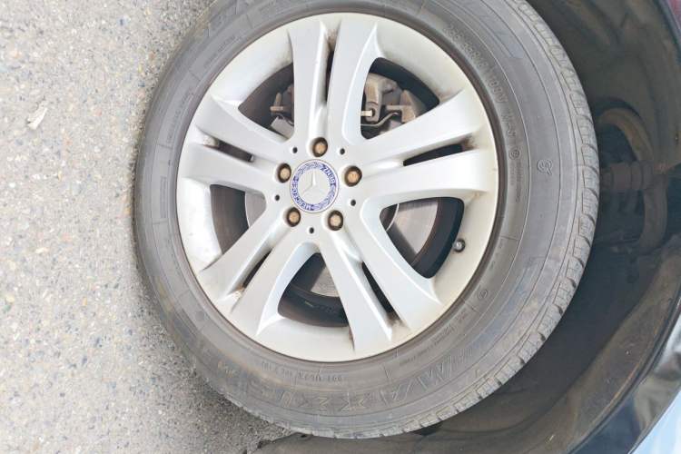 Used Mercedes-Benz R-Class 2009 R 300 L Business Model Right Front Wheel Hub