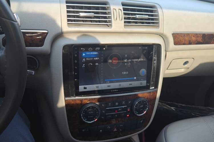 Used Mercedes-Benz R-Class 2010 R 350 L 4MATIC Audio And AC Panel