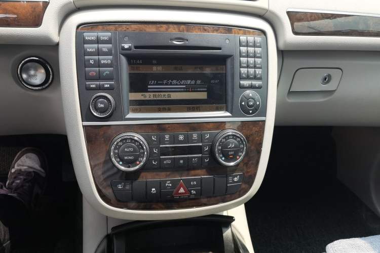Used Mercedes-Benz R-Class 2010 R 350 L 4MATIC Audio And AC Panel