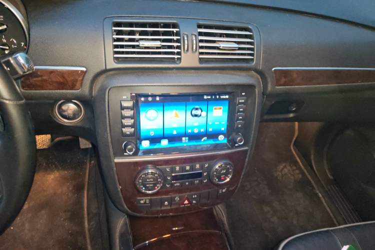 Used Mercedes-Benz R-Class 2010 R 500 L 4MATIC Grand Edition Audio And AC Panel