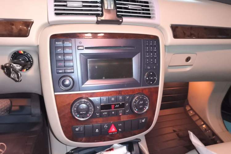 Used Mercedes-Benz R-Class 2010 R 300 L Business Model Audio And AC Panel