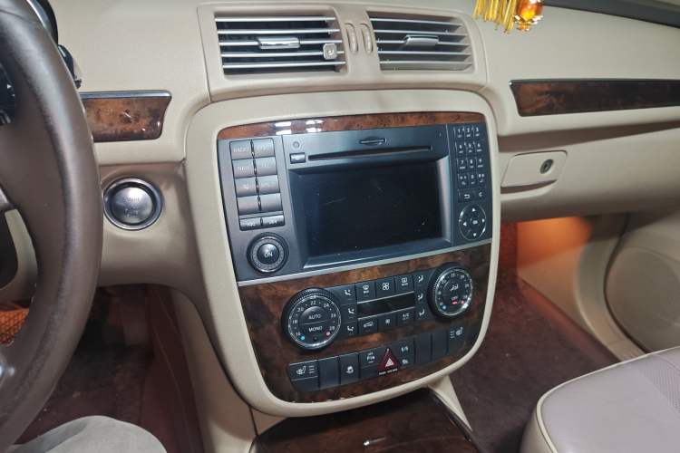 Used Mercedes-Benz R-Class 2010 R 350 L 4MATIC Audio And AC Panel