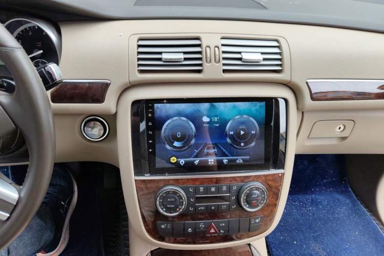 Used Mercedes-Benz R-Class 2010 R 350 L 4MATIC Audio And AC Panel