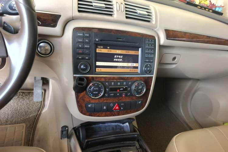 Used Mercedes-Benz R-Class 2010 R 350 L 4MATIC Audio And AC Panel
