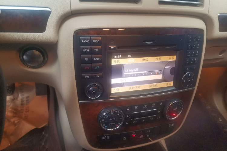 Used Mercedes-Benz R-Class 2010 R 350 L 4MATIC Audio And AC Panel