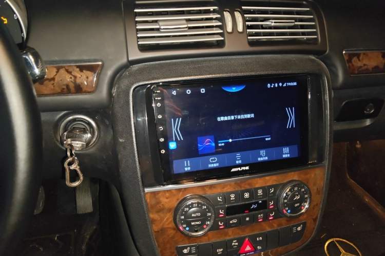 Used Mercedes-Benz R-Class 2010 R 350 L 4MATIC Grand Edition Audio And AC Panel