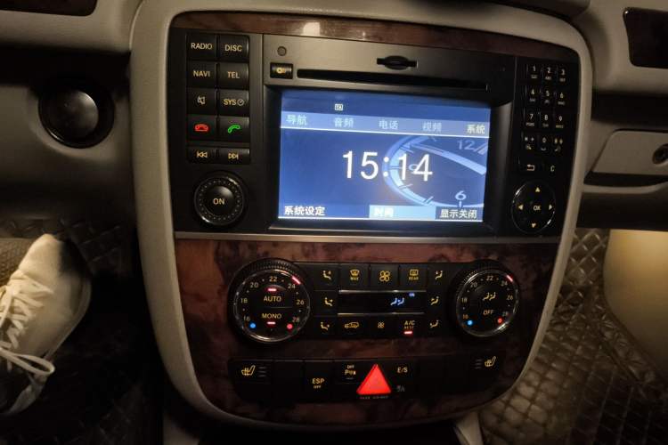 Used Mercedes-Benz R-Class 2010 R 350 L 4MATIC Audio And AC Panel