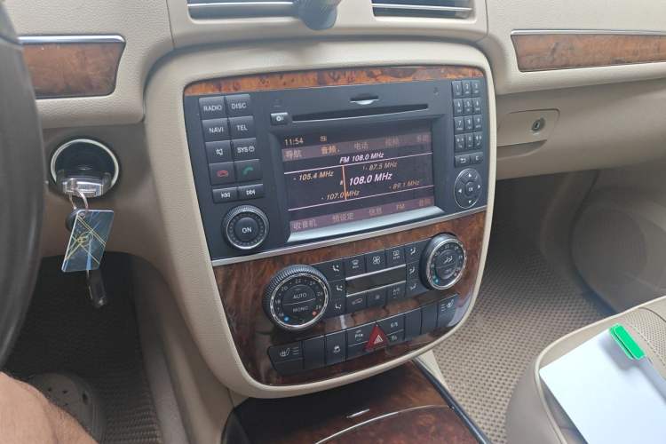 Used Mercedes-Benz R-Class 2010 R 300 L Luxury Model Audio And AC Panel