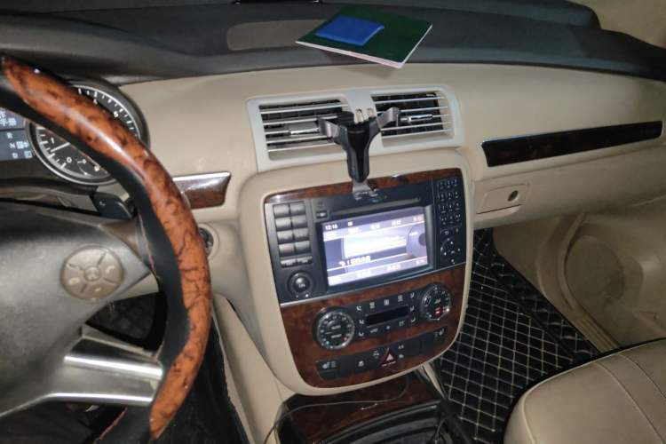 Used Mercedes-Benz R-Class 2010 R 350 L 4MATIC Audio And AC Panel
