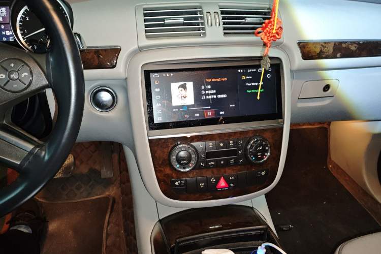 Used Mercedes-Benz R-Class 2010 R 350 L 4MATIC Audio And AC Panel