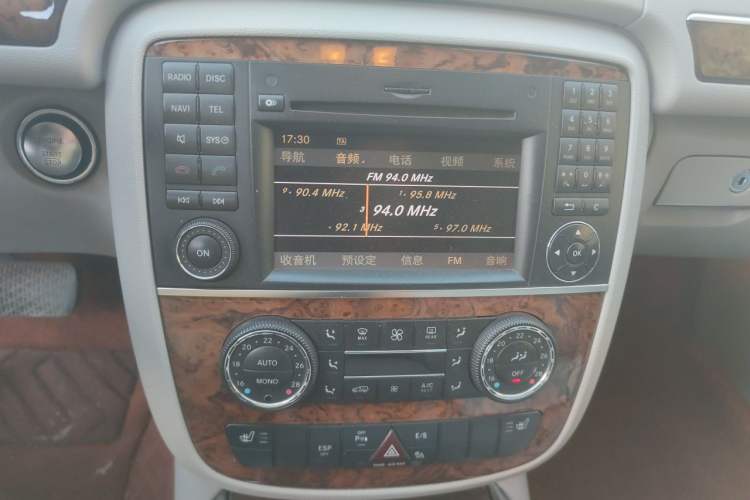Used Mercedes-Benz R-Class 2010 R 350 L 4MATIC Audio And AC Panel